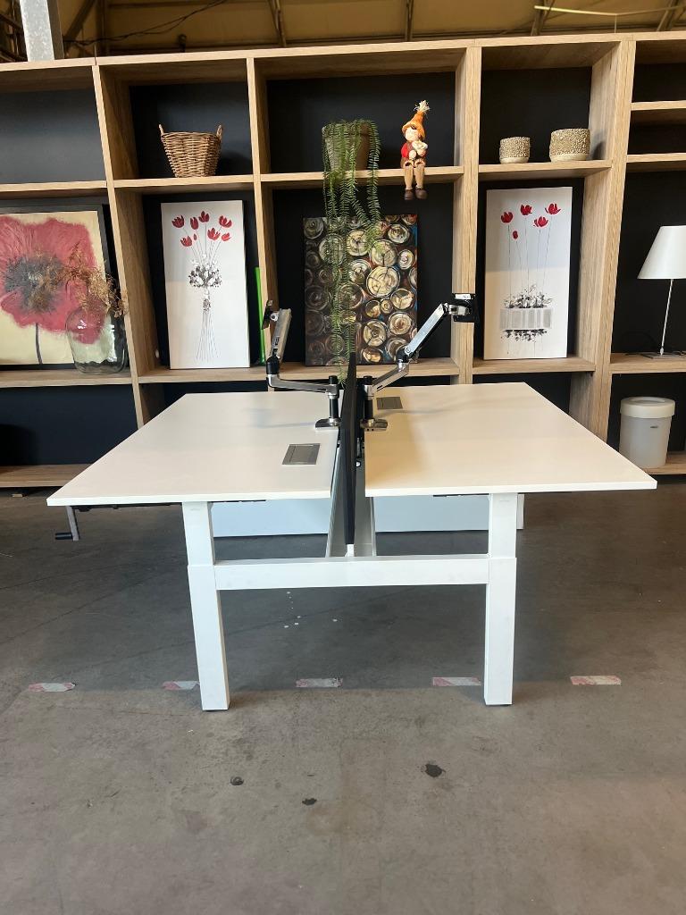 Ahrend duo-bureau slinger/monitor arm/stopcontact, 100 stuks, Verzenden, In hoogte verstelbaar, Gebruikt