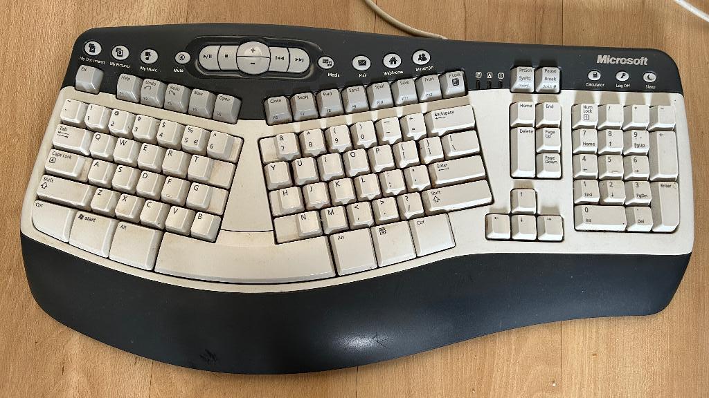 Micosoft natural multimedia toetsenbord ps/2 aansluiting, Computers en Software, Toetsenborden, Gebruikt, Qwerty, Ophalen of Verzenden