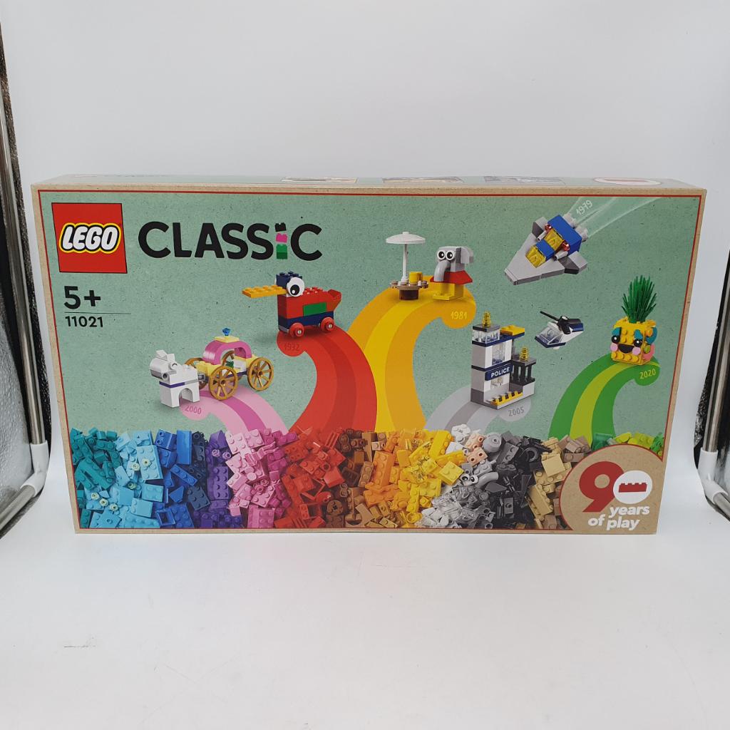 LEGO Classic 11021 90 Years of Play Nieuw Geseald!, Ophalen of Verzenden, Nieuw