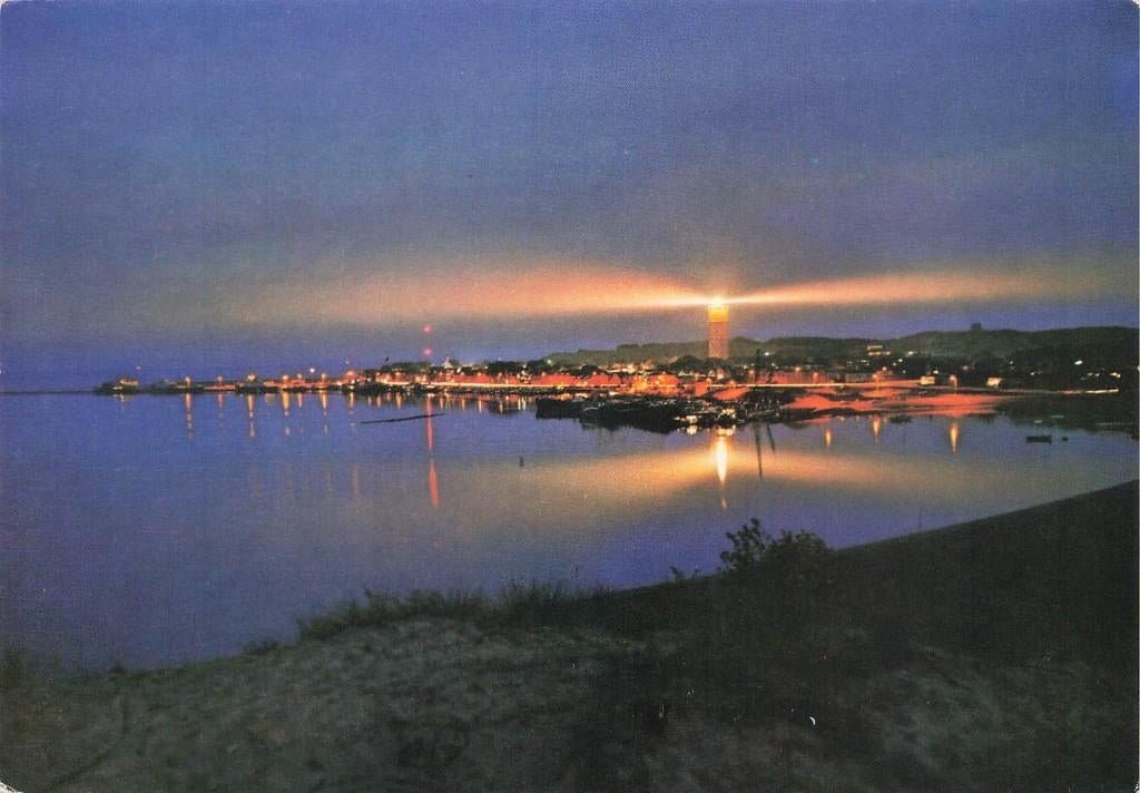 West-Terschelling met Brandaris bij nacht, Verzamelen, Ansichtkaarten | Nederland, Ophalen of Verzenden, 1960 tot 1980, Gelopen