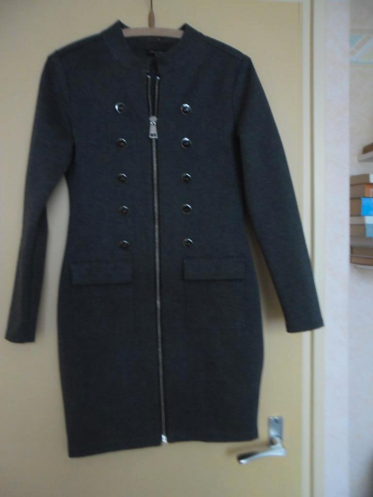 Nieuwe dames jurk. Maat M, Kleding | Dames, Jurken, Nieuw, Ophalen of Verzenden, Grijs, Boven de knie