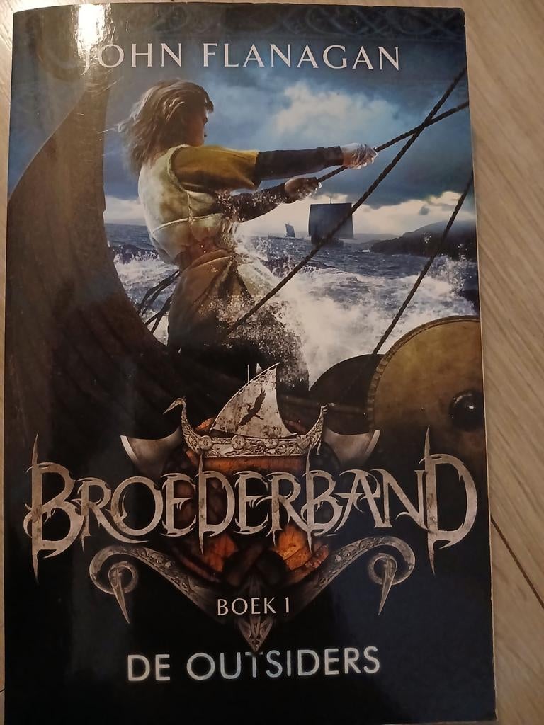 Broederband - De Outsiders (John Flanagan), Ophalen of Verzenden, Gelezen, John Flanagan