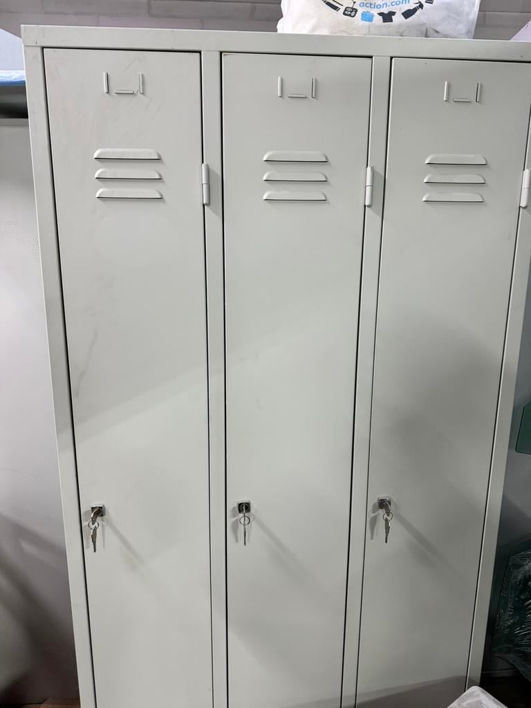 Grijze lockerkast 3 deurs, Huis en Inrichting, Kasten | Lockerkasten, Ophalen, Zo goed als nieuw