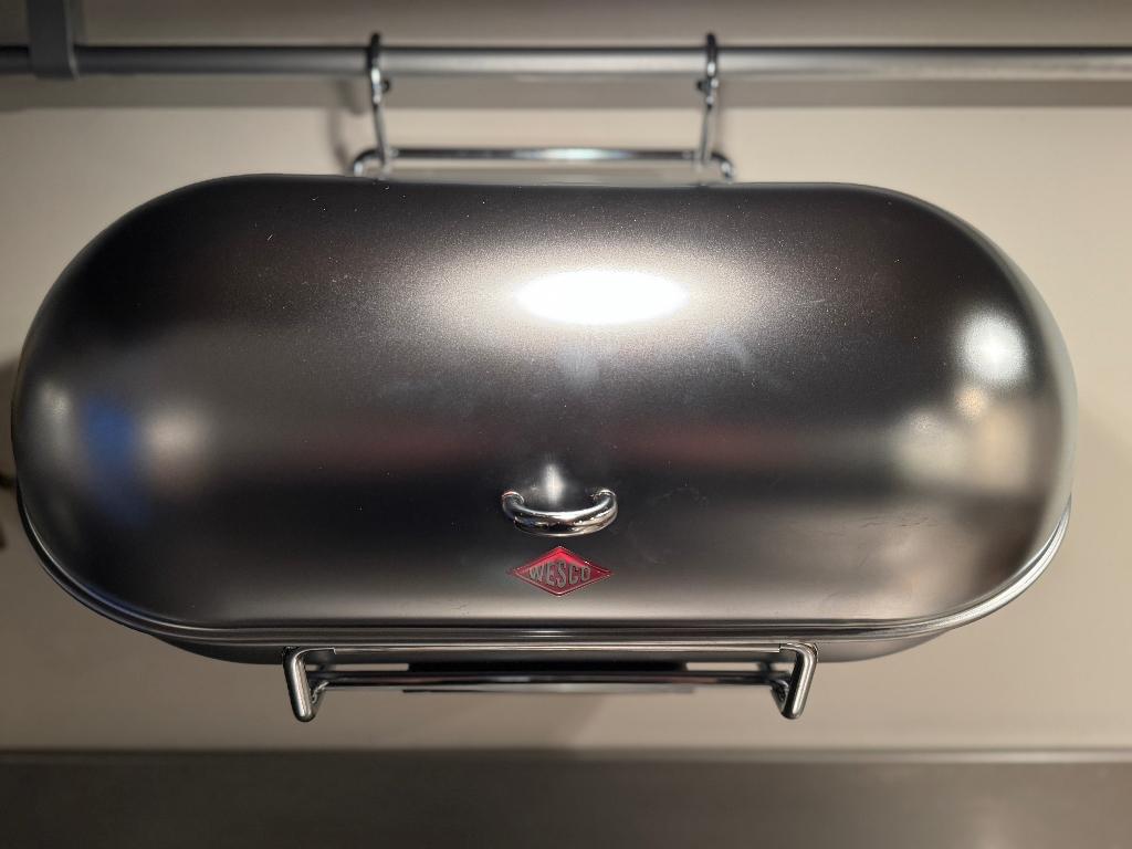 Wesco Breadboy broodtrommel + ophangbeugel, mat chroom NIEUW, Huis en Inrichting, Keuken | Keukenbenodigdheden, Nieuw, Ophalen of Verzenden