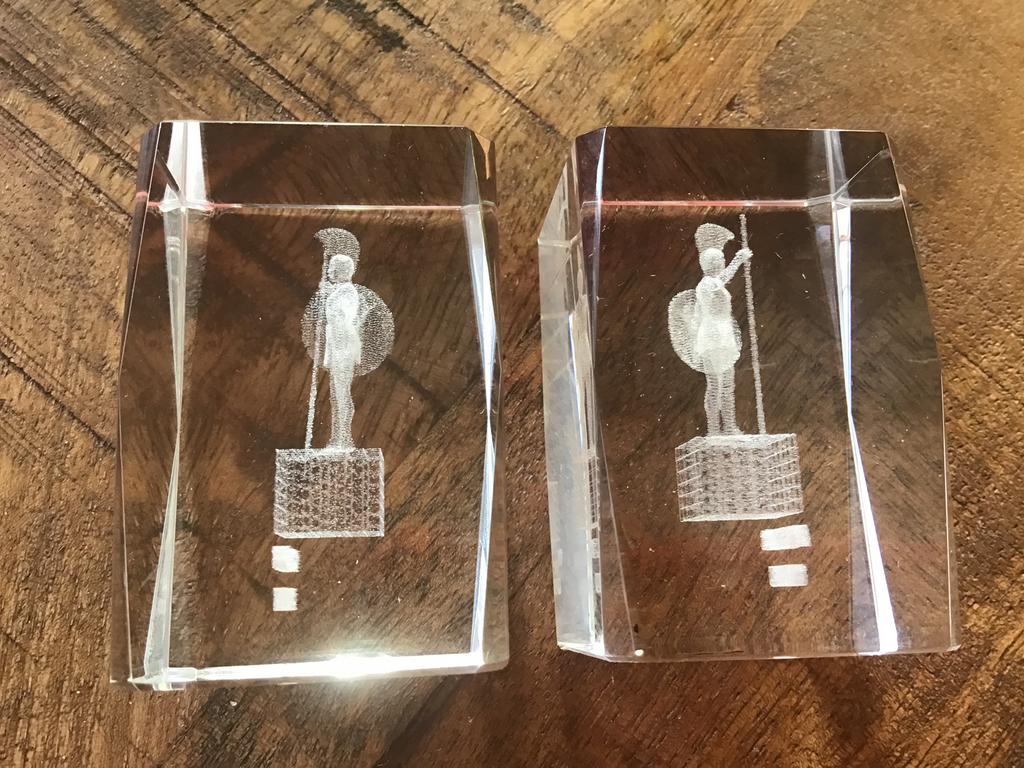 2 Archilles( Corfu) “ glazen” blokjes. Samen 4€, Antiek en Kunst, Ophalen of Verzenden