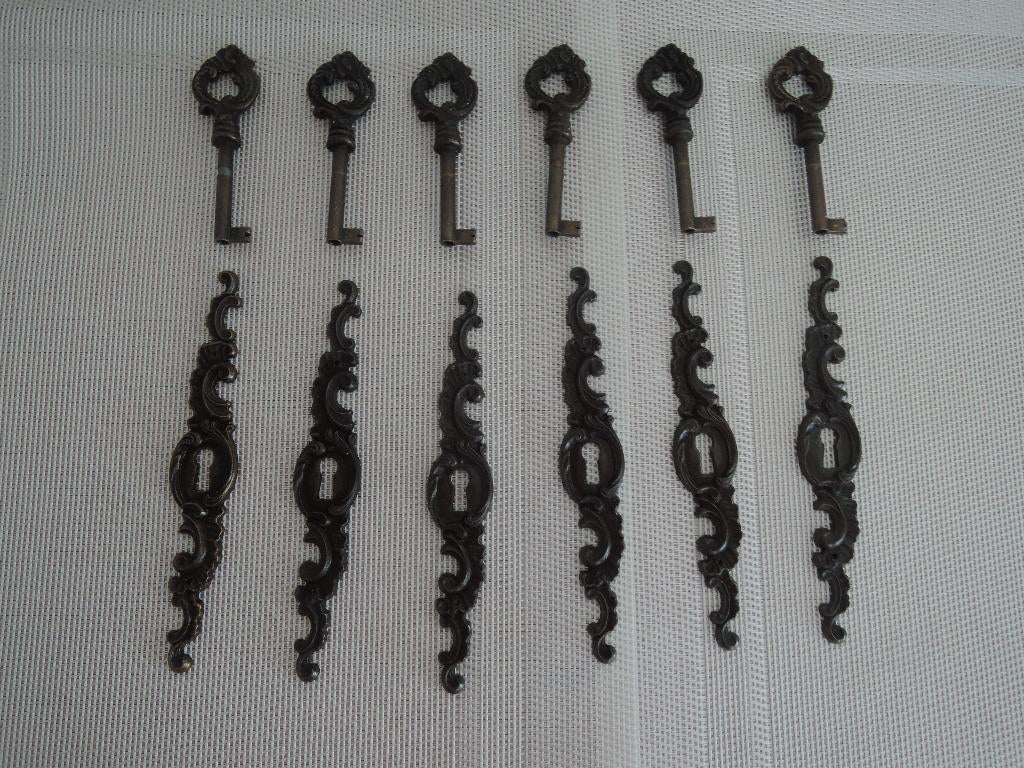 Zes ouderwetse koperen sleutels met sleutelplaten, Ophalen of Verzenden