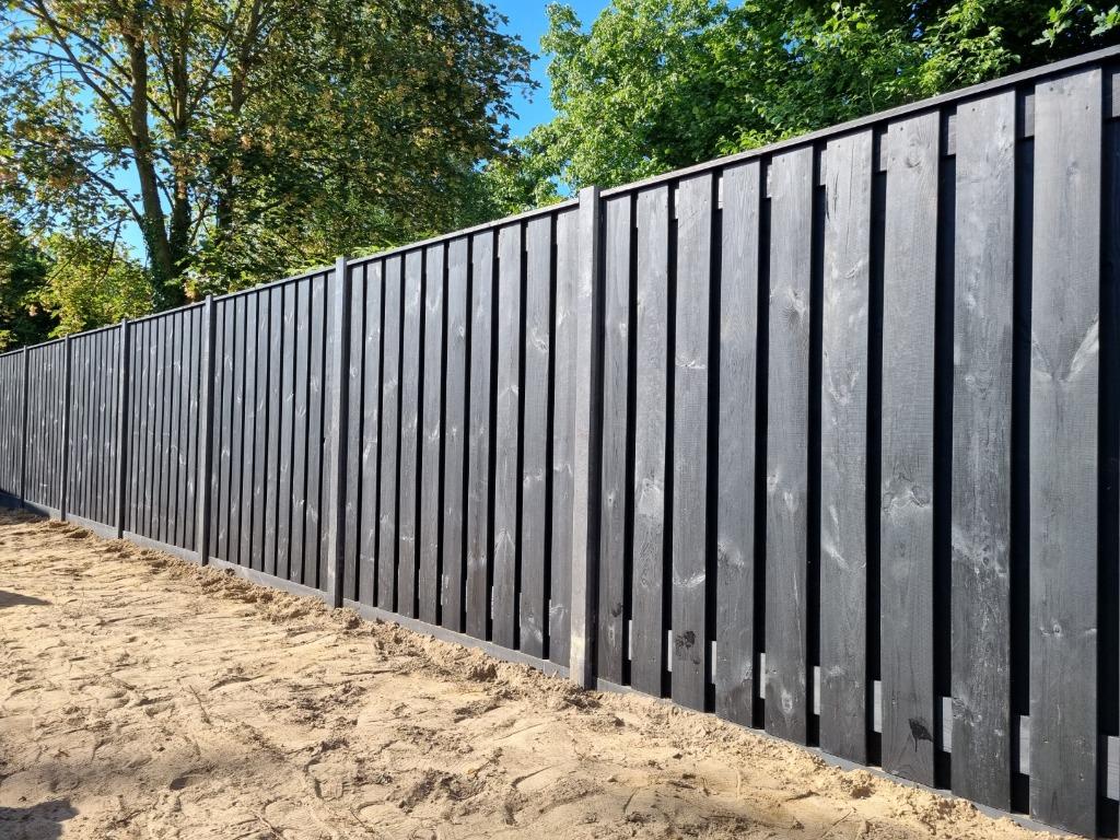 Zwart gespoten schutting €145 per m1 incl. plaatsing, Ophalen of Verzenden, Nieuw, Hout, 1 tot 2 meter