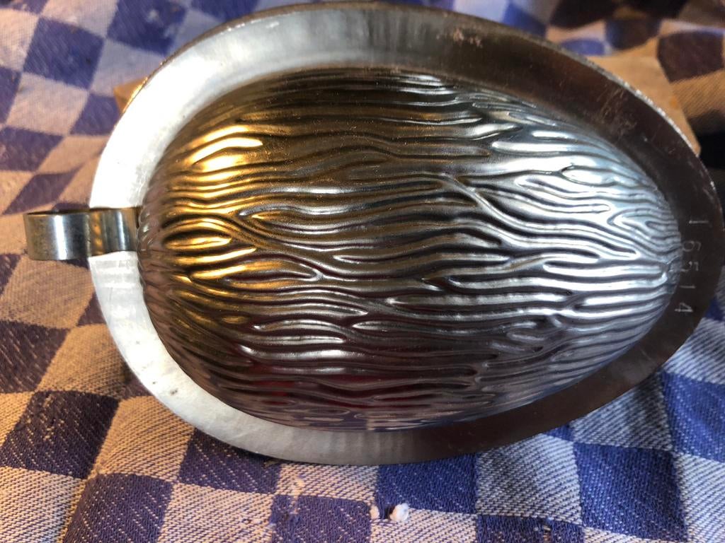 Oude chocoladevorm paasei, Ophalen