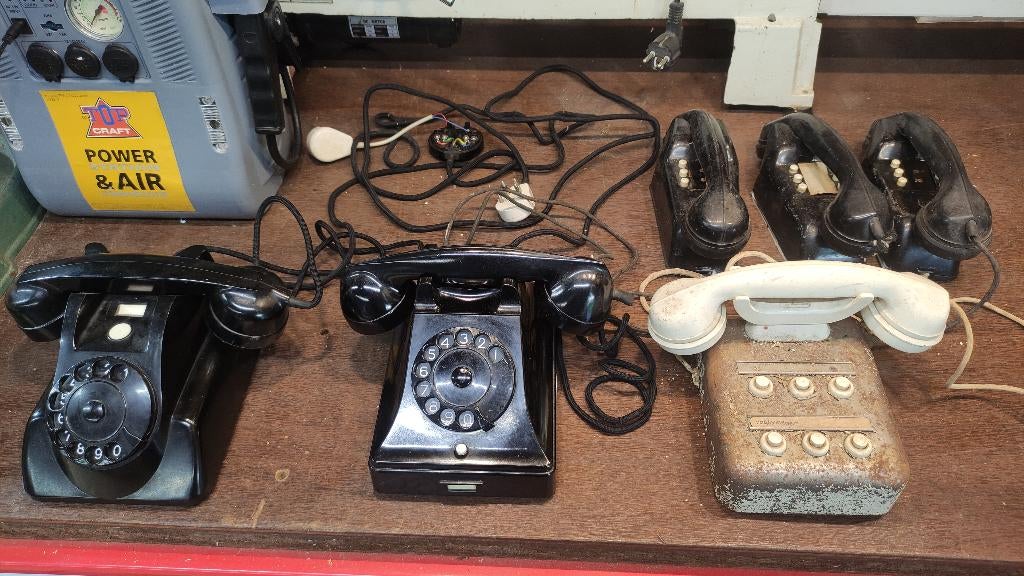 Partijtje oude bakelieten telefoons., Telecommunicatie, Ophalen of Verzenden, 1 handset, Stralingsarm