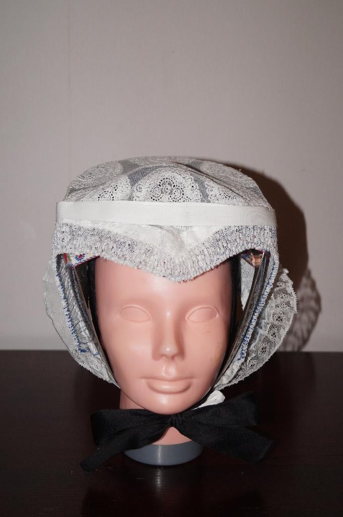 gebloemde kanten muts, Staphorster klederdracht, Antiek en Kunst, Antiek | Kleding en Accessoires, Ophalen of Verzenden