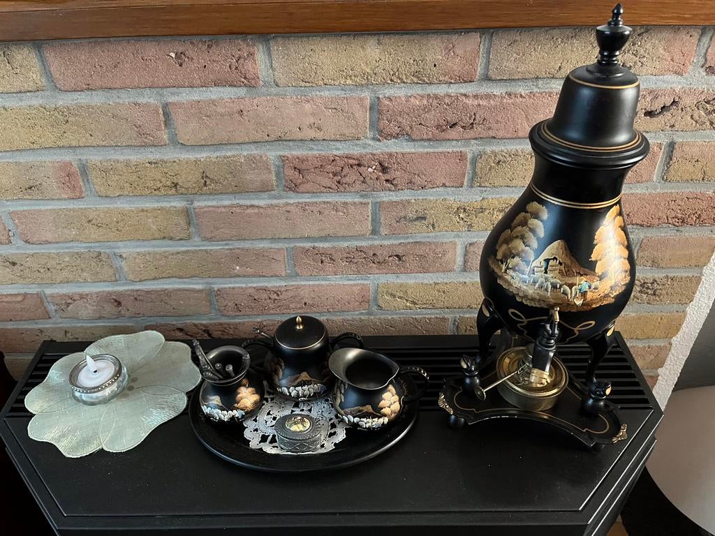 Tinnen kraantjeskan, dienblad, roomstel en lepelvaasje, Ophalen