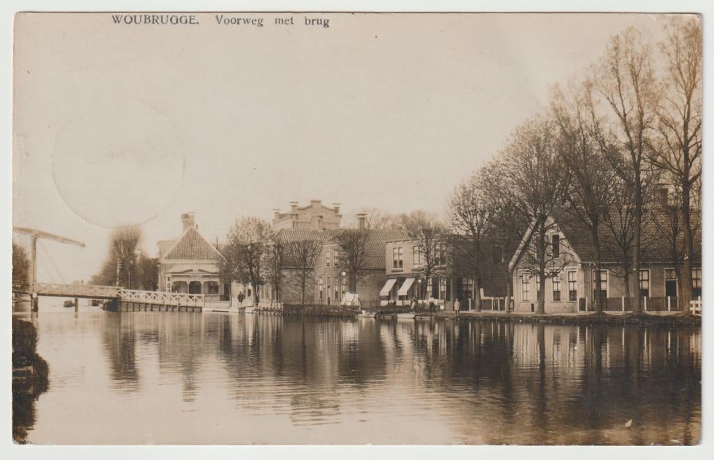 Woubrugge - Voorweg met brug * fotokaart, Ophalen of Verzenden, Voor 1920, Gelopen, Zuid-Holland