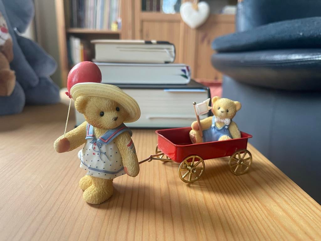 Cherished Teddies Beeldje: Letty met Kar en Beer, Ophalen of Verzenden, Zo goed als nieuw, Beeldje, Cherished Teddies