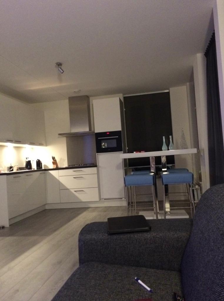 4 lichtblauwe barkrukken en een witte bartafel, Huis en Inrichting, Barkrukken, Ophalen, Met voetsteun, 60 tot 90 cm, Zo goed als nieuw