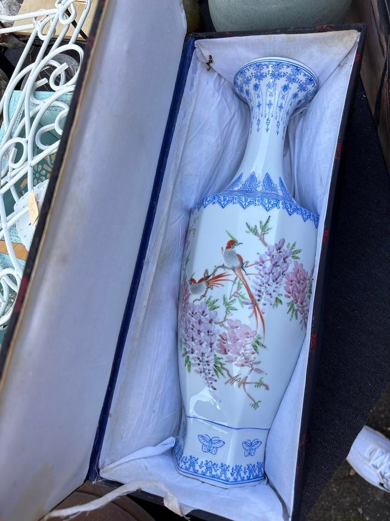 Chineze witte vaas met blauwe en roze decoratie in doos, Antiek en Kunst, Antiek | Vazen, Ophalen of Verzenden