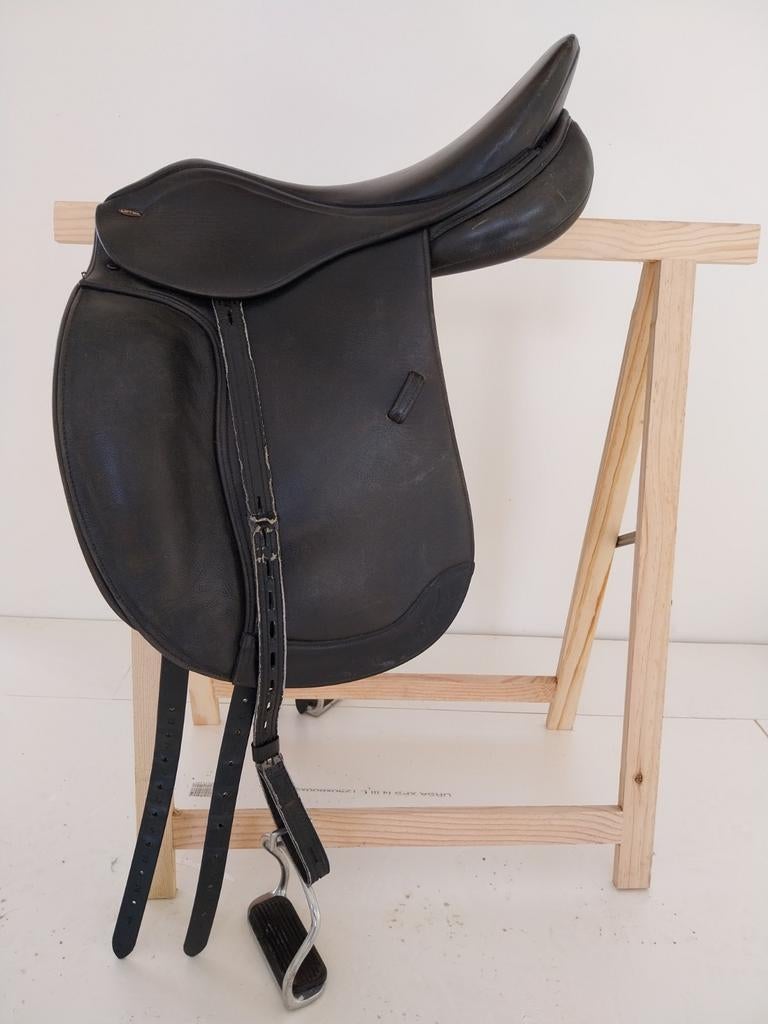 Tekna LeTek zadel 18 inch zadel wol gevuld. Incl beugels., Dieren en Toebehoren, Paarden en Pony's | Zadels, Ophalen of Verzenden