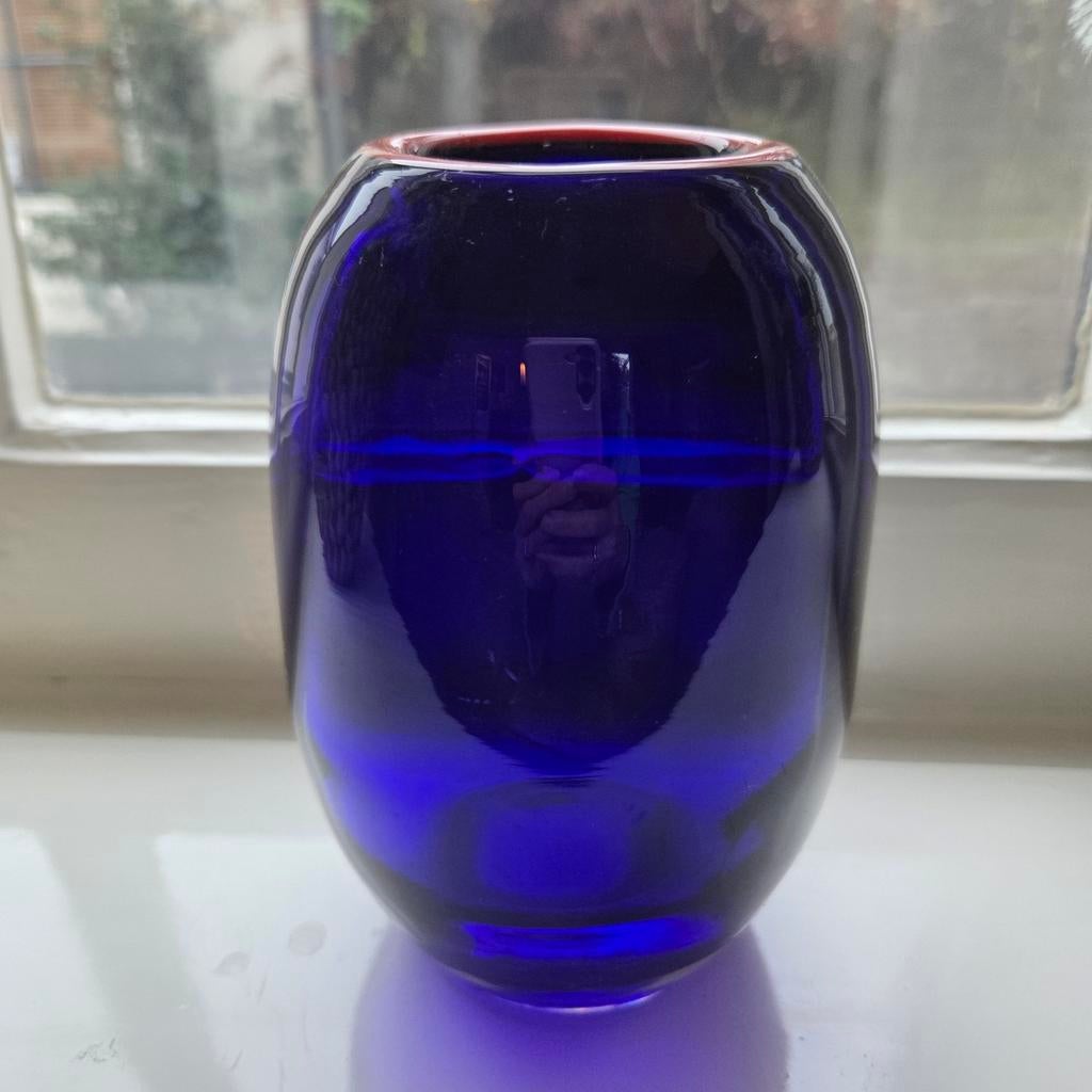 Kosta Boda kristallen vaas - Kobaltblauw met Rode Rand, Antiek en Kunst, Antiek | Glas en Kristal, Ophalen of Verzenden