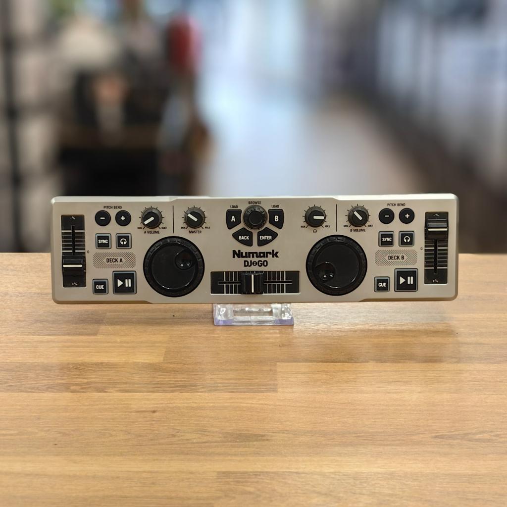 Numark DJ2GO | Zilver - Netjes, Numark, Zo goed als nieuw, Support@numark.com, Numark Industries
200 Scenic View Drive
Cumberland, RI 02864-1813
USA