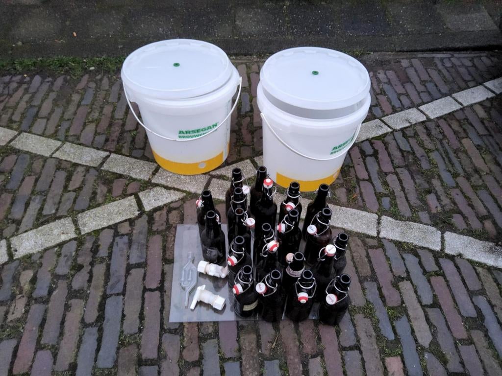 Brouw emmers/tonnen 22L met kraantjes en 18 beugelflessen, Ophalen