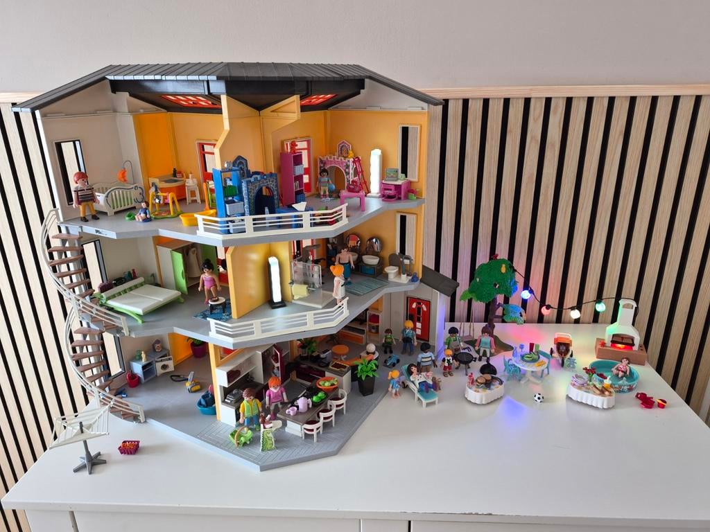 Playmobil Modern Woonhuis met extra verdieping en 10 sets, Ophalen, Zo goed als nieuw, Poppenhuis