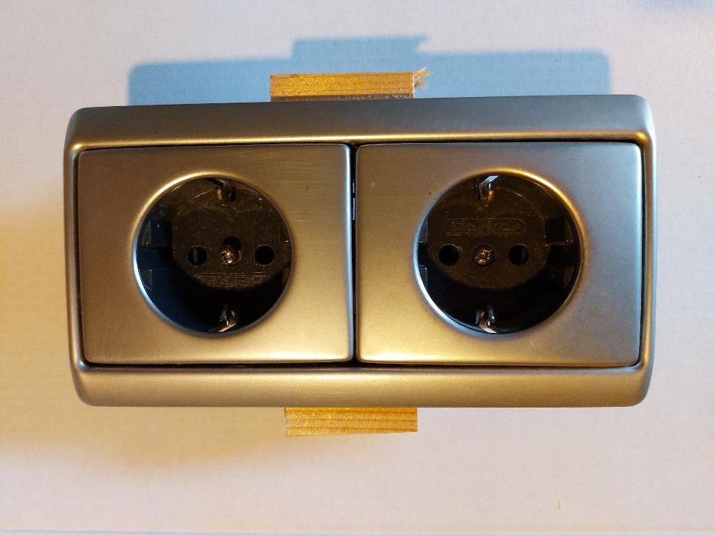 Stopcontacten aluminum kleur (keuken), Doe-het-zelf en Verbouw, Elektra en Kabels, Ophalen of Verzenden, Gebruikt, Stopcontact