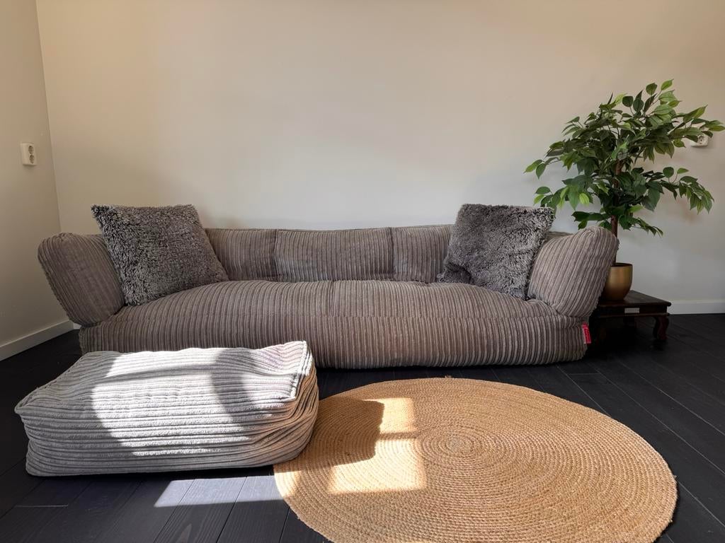 Loungepug 3-zits bank met hocker - Taupe Corduroy, Huis en Inrichting, Banken | Complete zithoeken, Zo goed als nieuw, Ophalen