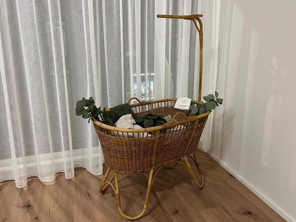 Rotan babywiegje inclusief hoeslakens en matrasje, Kinderen en Baby's, Babywiegjes en Ledikanten, Ophalen, Wieg