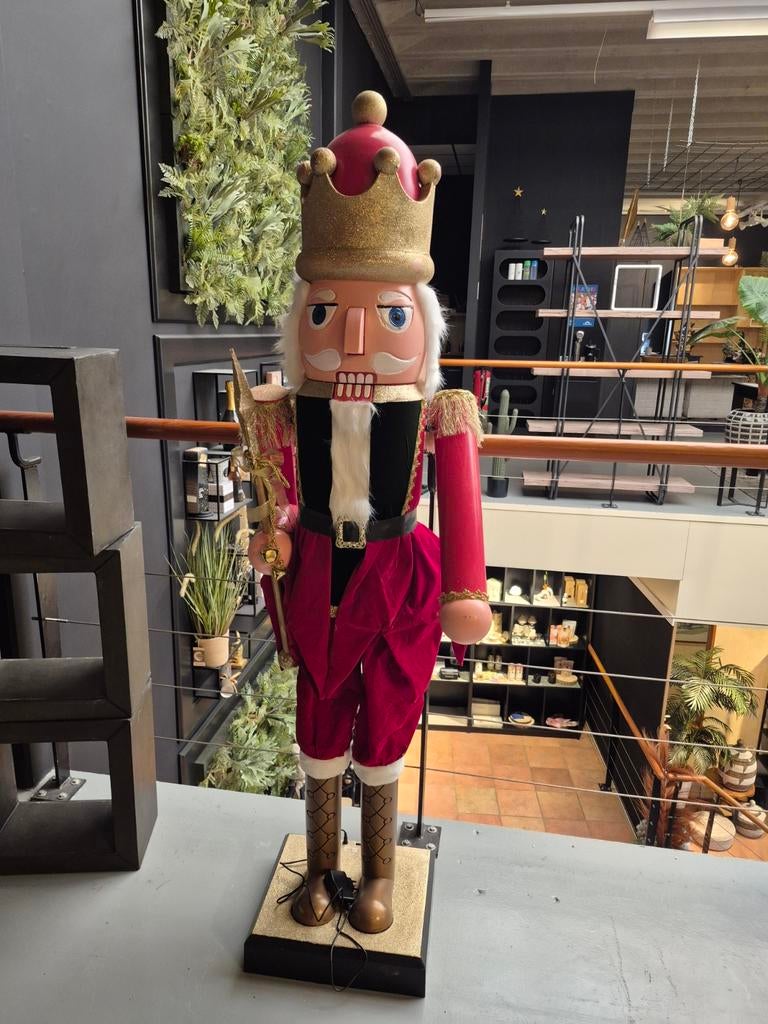 Notenkraker pop 1.60 hoog, Ophalen