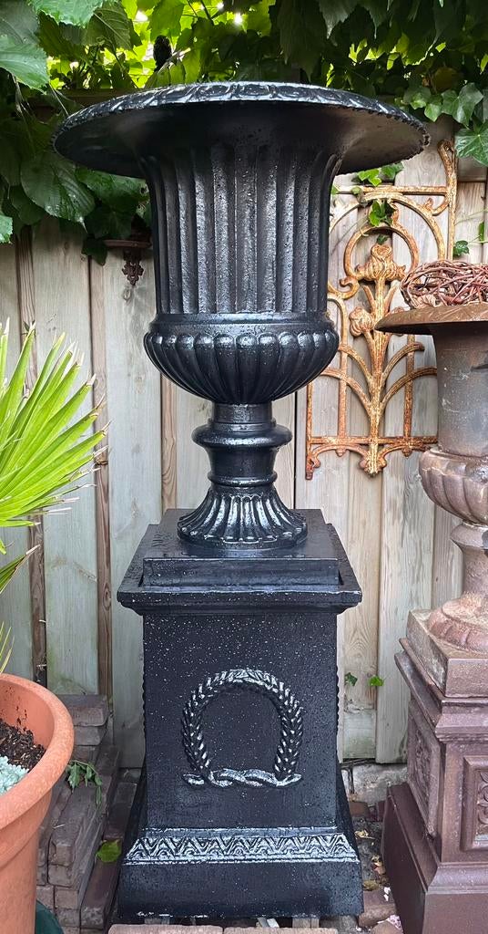 Gietijzeren hoge tuinvaas bloempot op console sokkel, Tuin en Terras, Tuinvazen, Ophalen, Zo goed als nieuw