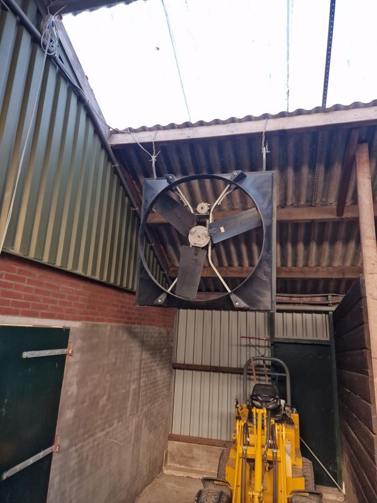 Grote stal ventilator met dimmer