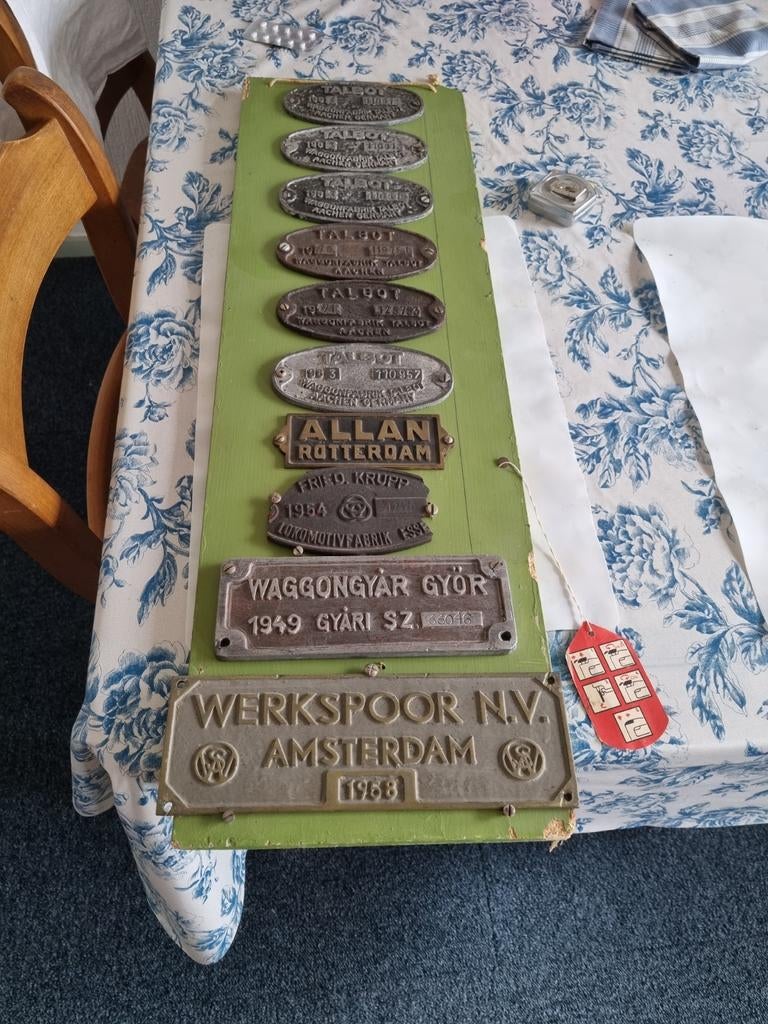 Verzameling van metalen platen op houten plank, Ophalen of Verzenden, Zo goed als nieuw, Trein, Overige typen