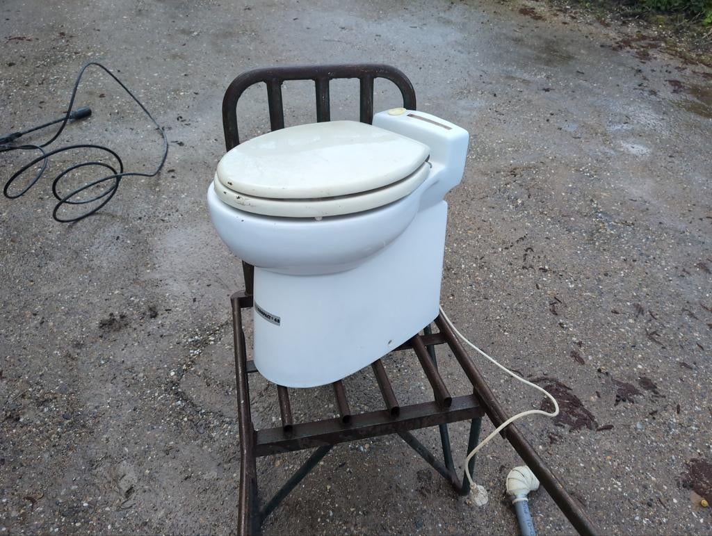 Sanicompact 48 toilet met fecaliënvergruizer en pomp, Ophalen