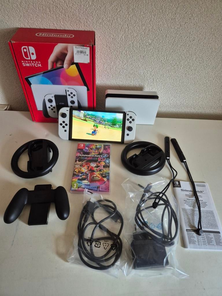 Nintendo Switch OLED met Mario Kart 8 Deluxe en accessoires, Ophalen, Racen en Vliegen, Zo goed als nieuw, Eén computer