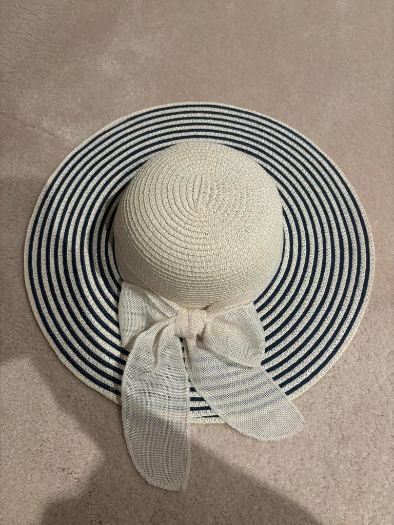Zomerhoed met strepen en strik maat 57, Kleding | Dames, Hoeden en Petten, Ophalen of Verzenden, Zo goed als nieuw, One size fits all