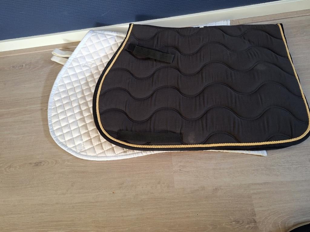 2x Zadeldek zwart & wit in goede staat, Dieren en Toebehoren, Paarden en Pony's | Dekens en Dekjes, Ophalen, Zo goed als nieuw