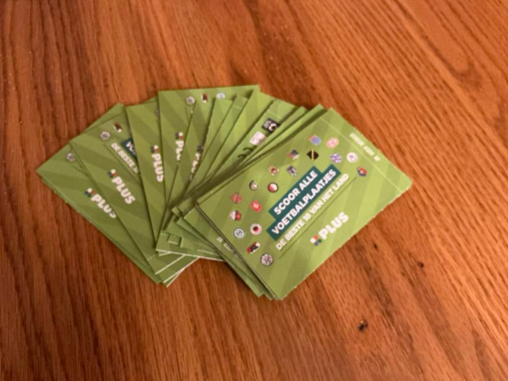 Te koop 50 pakjes voetbalplaatjes van de plus, Verzamelen, Plus, Ophalen of Verzenden