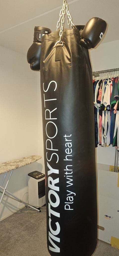 Bokszak met bokshandschoenen, Ophalen