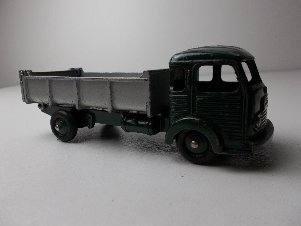1955 Dinky Toys 33B BENNE BASCULANTE SIMCA "CARGO" I.g.st., Ophalen of Verzenden, Zo goed als nieuw, Bus of Vrachtwagen, Dinky Toys