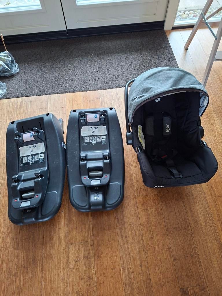 Joie autostoeltje + twee onderstellen, Ophalen, Zo goed als nieuw