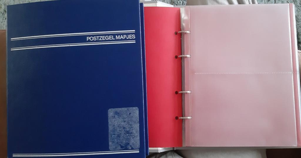 Te koop 2 albums voor postzegel mapjes., Postzegels en Munten, Postzegels | Toebehoren, Ophalen of Verzenden
