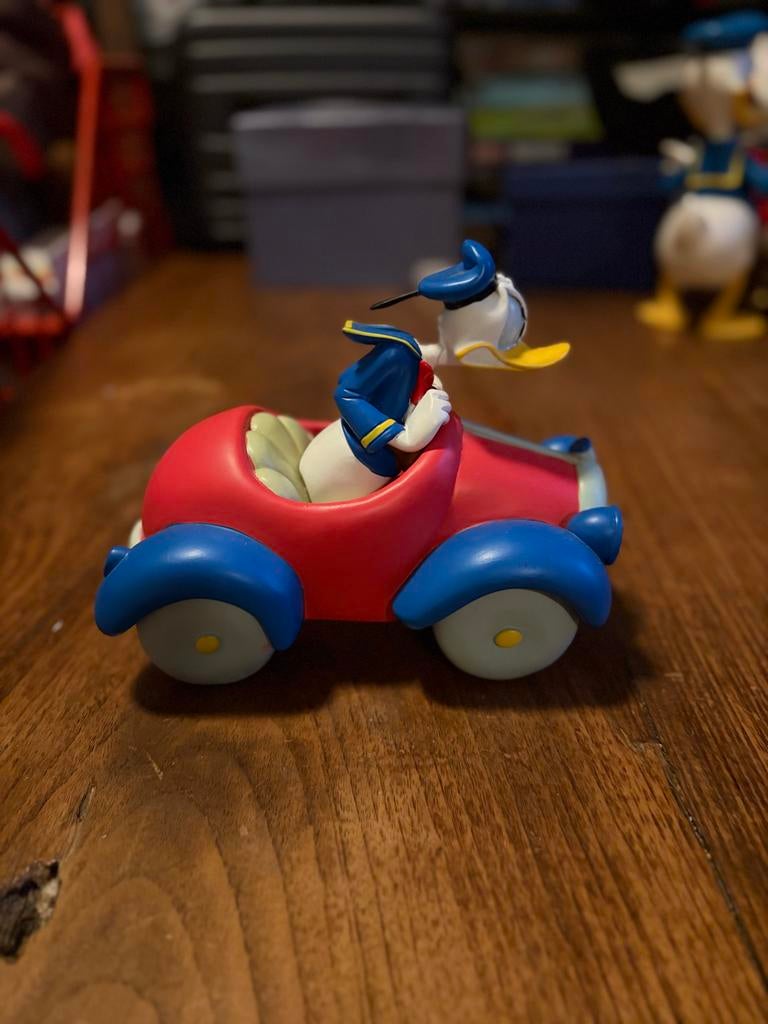 Donald Duck in auto - Disney figuur, Verzamelen, Disney, Ophalen, Donald Duck, Gebruikt, Beeldje of Figuurtje