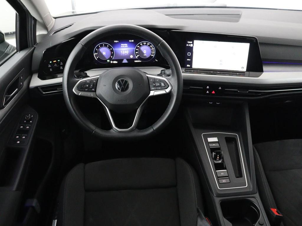 Volkswagen Golf 1.0 eTSI Life | Camera | Massage | Carplay |, Stof, Gebruikt, Euro 6, Zwart