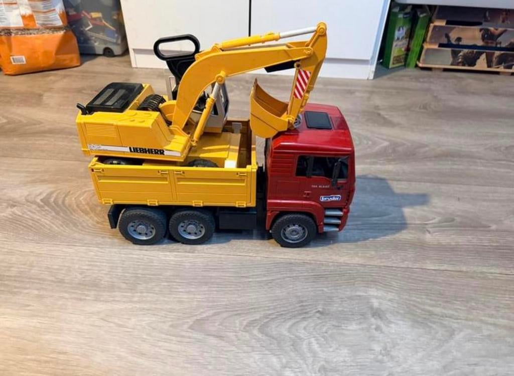 Bruder vrachtwagen met graafmachine, Ophalen of Verzenden, Gebruikt