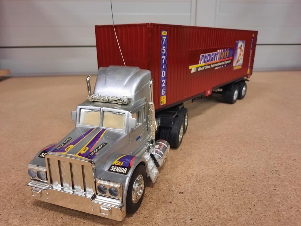 Radiografisch bestuurbare vrachtwagen. Schaal 1:24, Hobby en Vrije tijd, Modelauto's | 1:24, Bus of Vrachtwagen, Overige merken