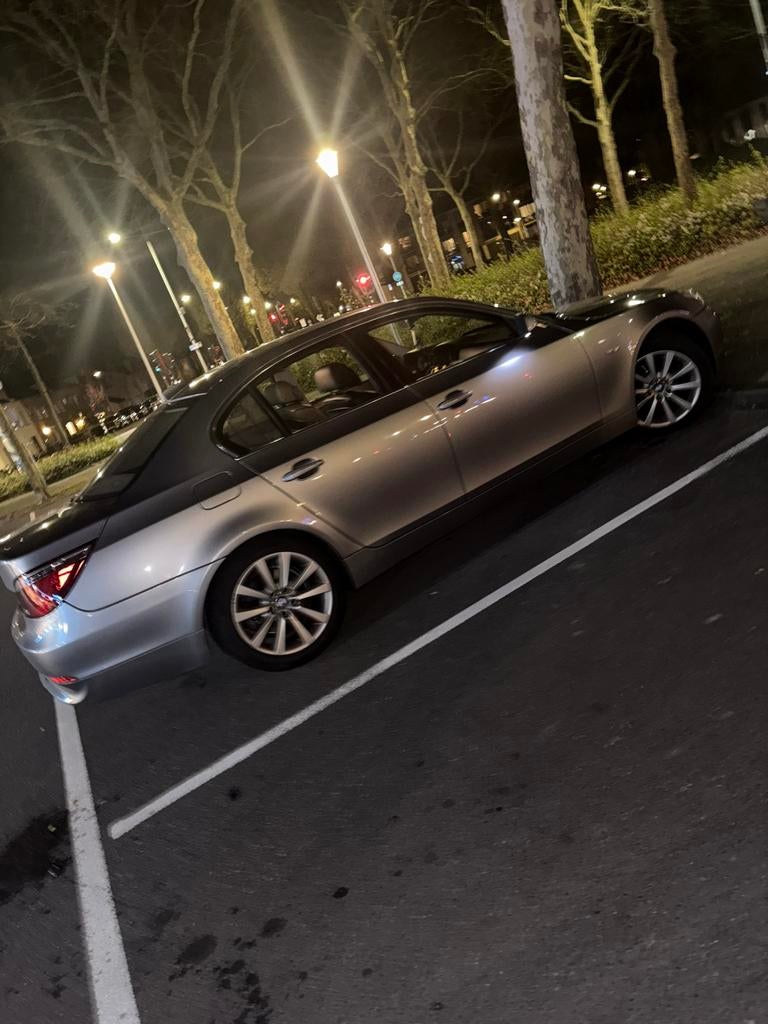 BMW 5-Serie 2.5 I 525 AUT 2005 Grijs. Top staat !, Auto's, Automaat, Achterwielaandrijving, Zwart, 2000 kg