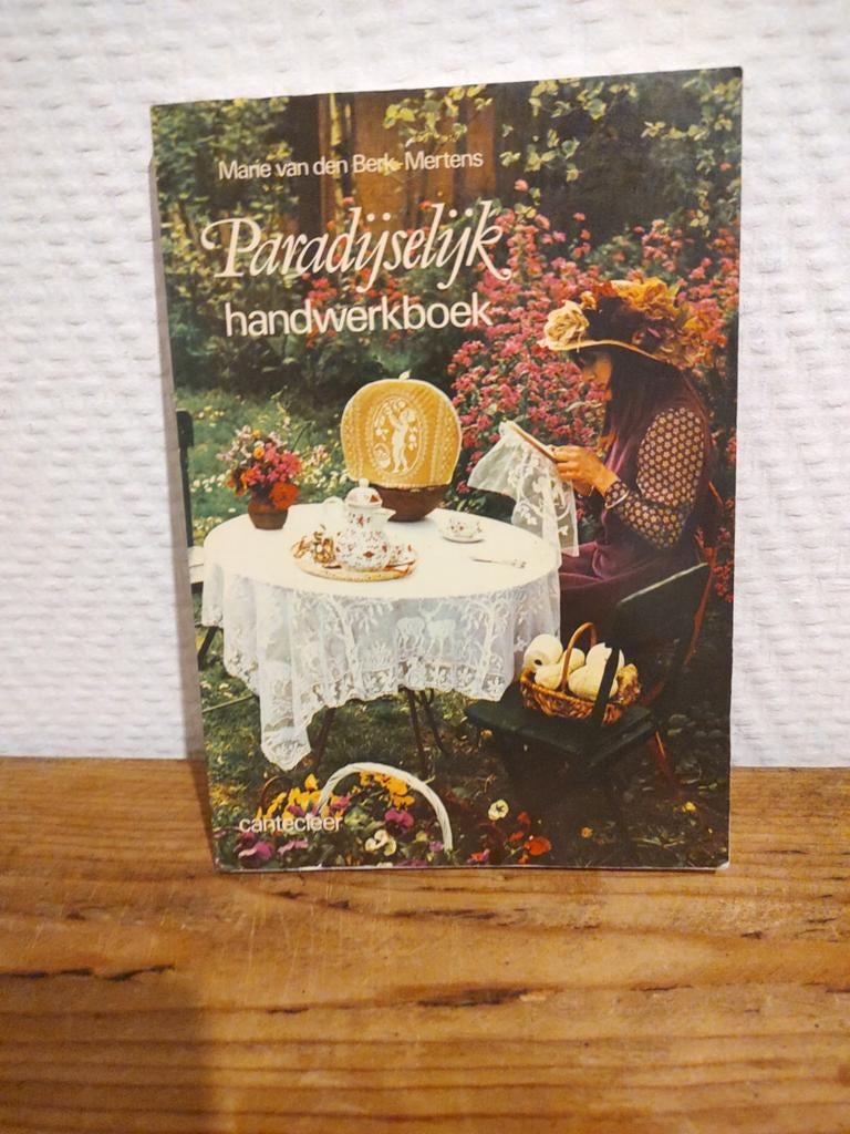 Paradijselijk handwerkboek - Marie van den Berk Mertens, Boeken, Ophalen of Verzenden, Gelezen, Overige onderwerpen, Marie van den Berk Mertens