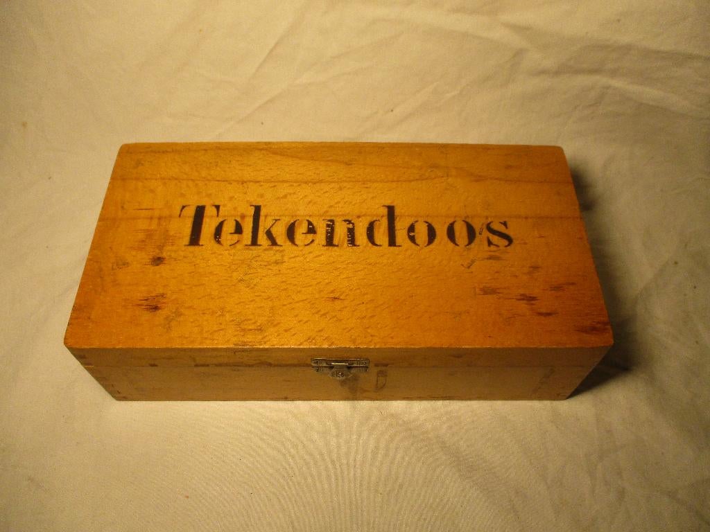 tekendoos met gereedschapjes tangetjes en beiteltjes enzo, Ophalen of Verzenden