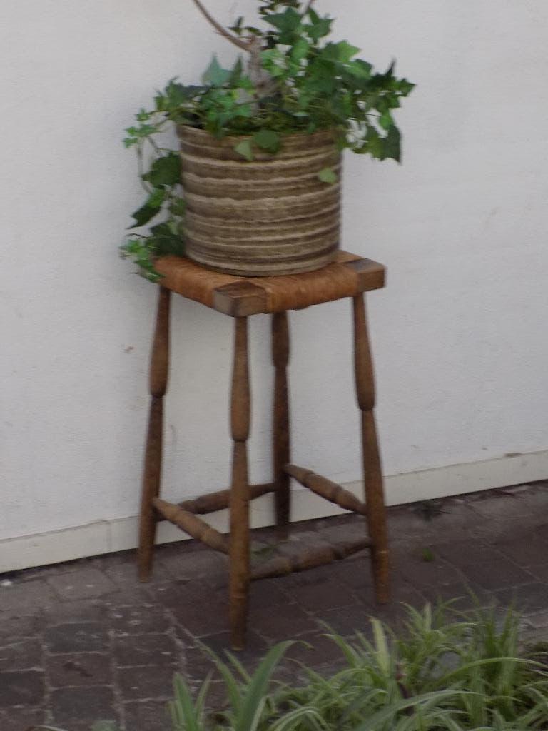 vintage houten kruk met een gevlochten biezen zitting, Ophalen of Verzenden, Gebruikt