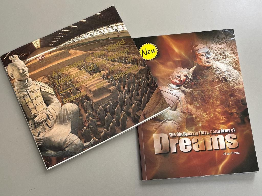 2 boeken Terra Cotta leger van keizer Qin Shihuang.  China