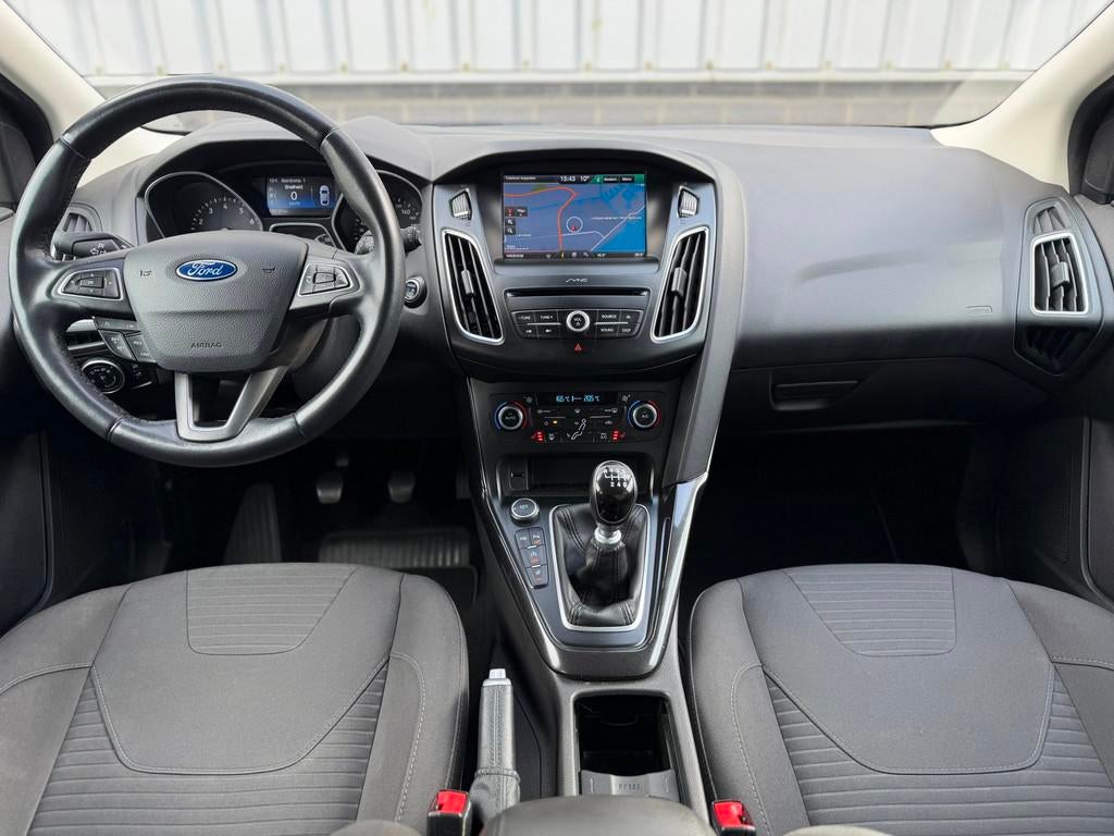 Ford Focus Wagon 1.0 Titanium |Navi|CruiseCtrl|PDC|Stuur/Sto, Auto's, Gebruikt, Zwart, Handgeschakeld, 1216 kg